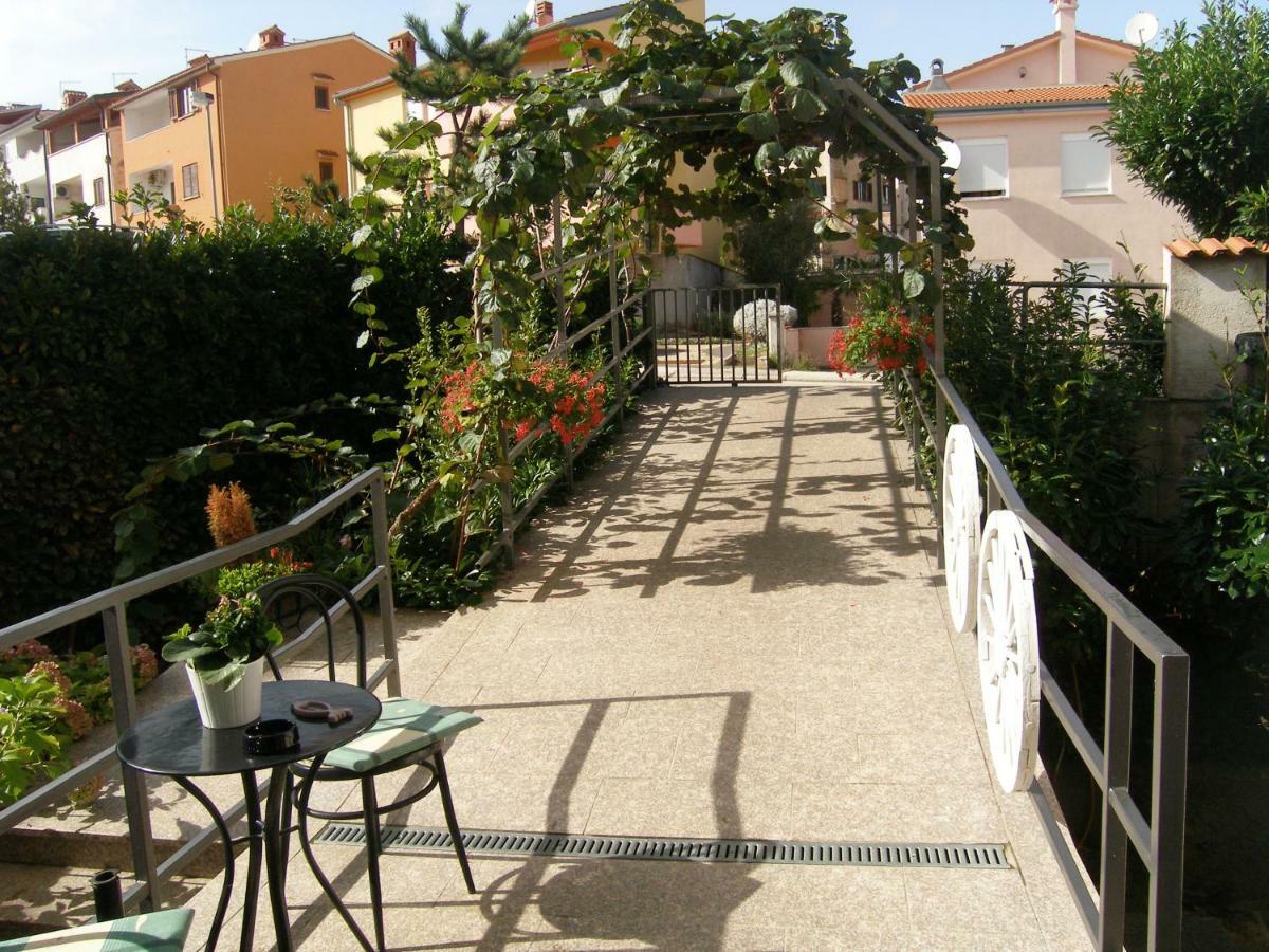 Apartments Mirjana Pula Exterior photo