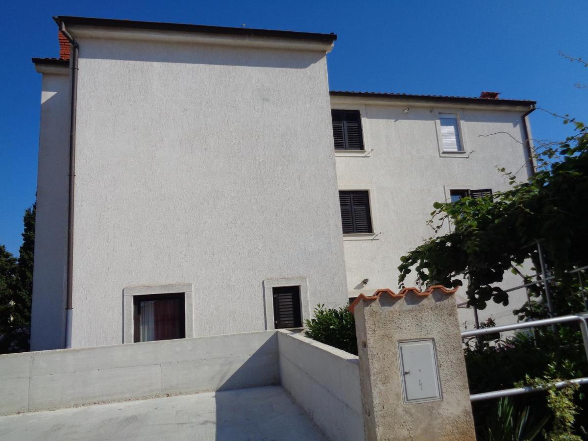 Apartments Mirjana Pula Exterior photo